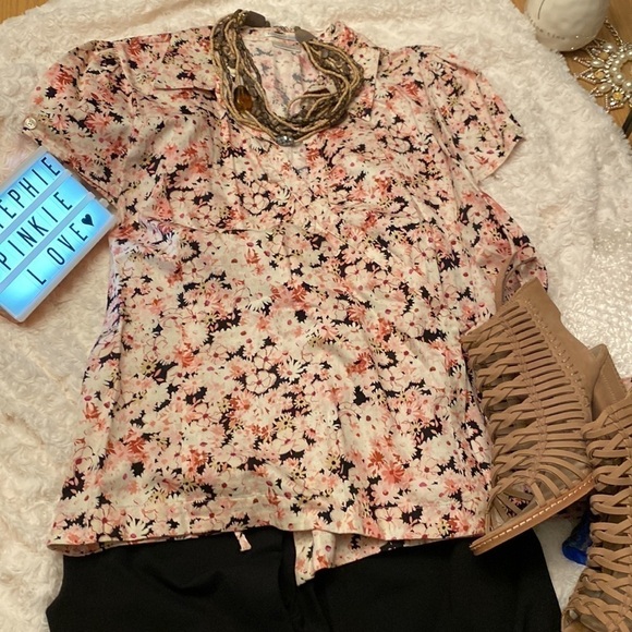𝅺VAN Heusen Wrap Around Top. Fun field full of flowers 🌸 print. Size XL - Picture 1 of 10